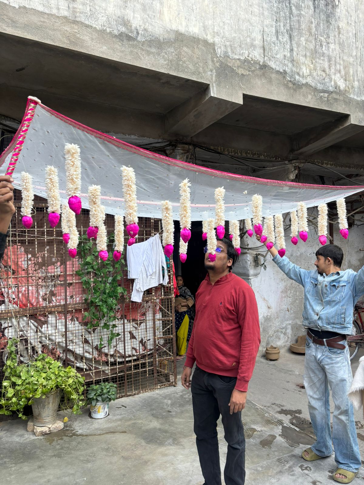 Bridal welcome entry phoolon ki chadar with jasmine flowers and pink buds for wedding ceremony