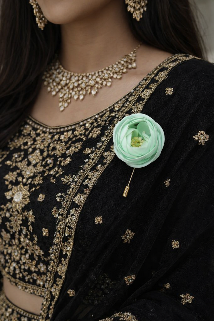 Traditional Varpax brooch with stone and pearl design
