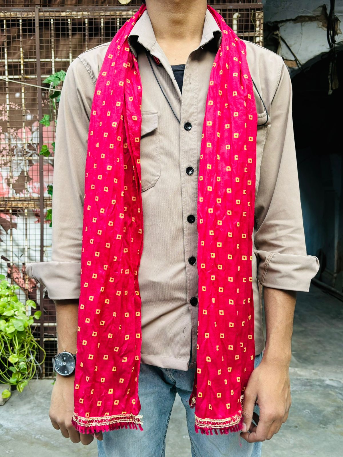 Groom wearing pink bandhani swagat phatka for Indian wedding function